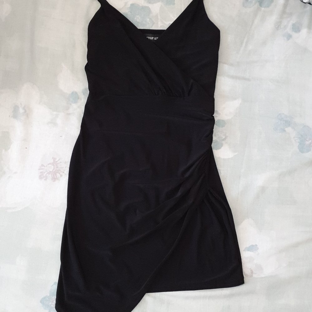 PrettyLittleThing- Black Dress